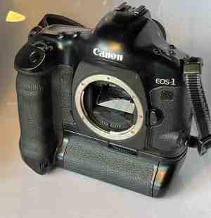 Canon EOS 1 V body mit Power Drive Booster PB E2 Analoge Fotografie Analogkameras