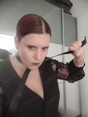 Domina mollig sucht online Sklaven zum Webcam live Chat,Chat, Videos , Fotos  Bild 1