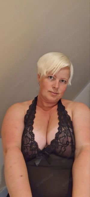 Nasse Feuchte Strings von Blonder Milf. Willst du mein muschisaft raus lecken?  Bild 8