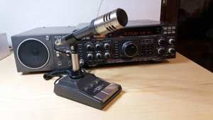 YAESU FT 990 HF Transceiver mit Standmikrofon MD 1 und Lautsprecher SP 102