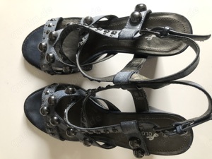 Blaue Clockhouse-Sandalen, Größe 37-38, 20 Euro. Preise sind Netto-Angaben, noch ohne Versandkosten.