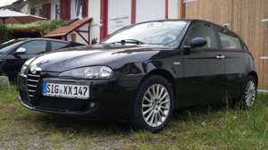 Alfa Romeo 147 TÜV Neu / 8fach bereift auf Alu / Scheckheft