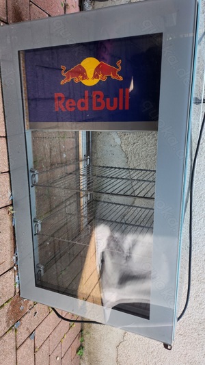 Kühlschrank Red Bull, 2 Scheiben zersprungen