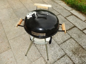 Neuwertiger Barbecue-Kugelgrill mit Zubehör