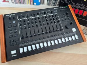 Roland TR-8S Rhythm Performer mit 32GB SD-Karte & Zubehör