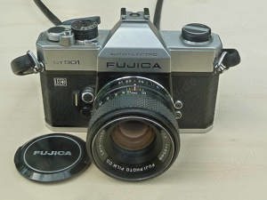 Analoge Vintage-SLR Fujica Auto Electro ST901 mit Fujinon 1:1.8 55mm und Tasche.