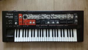 Synthesizer Roland SH-201, Digital, polyphon inkl. Netzteil