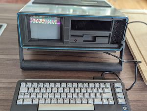 Sammlerstück Computer Commodore SX64 mit Handbuch