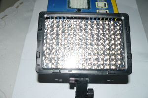 DÖRR ULTRA LED VIDEO LIGHT 126,die LED Kameraleuchte ist mit 126 LED's bestückt