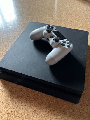 Ps4 slim mit controller und spielen und Ladestation