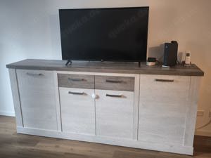 Sideboard(50 ) und Babybett inkl Matratze (30 ) zu verkaufen.Preis verhandelbar