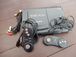 Panasonic 3DO FZ-10 Konsole mit zwei Controllern