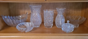 3 Glasvasen und 4 Glasschalen