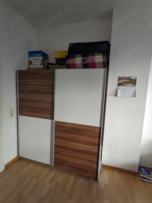 Kleiderschrank mit Schiebetüren