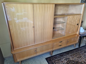 Mid century, 60er Jahre Retro Wohnzimmerschrank mit Stühlen und Tisch