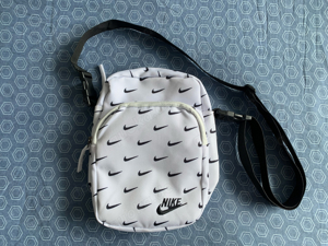 Weiße Nike Bauchtasche