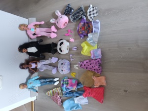 Orginal Barbies mit extra Kleidung