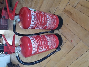 2 Feuerlöscher