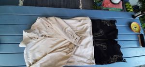 kurze Trachtenlederhose mit Trägern u. drei passenden Hemden dazu Bild 3