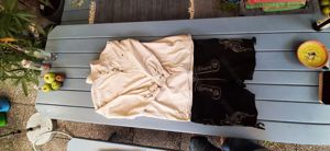 kurze Trachtenlederhose mit Trägern u. drei passenden Hemden dazu Bild 2
