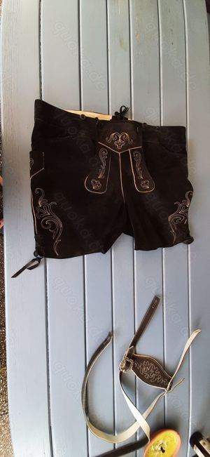 kurze Trachtenlederhose mit Trägern u. drei passenden Hemden dazu Bild 4
