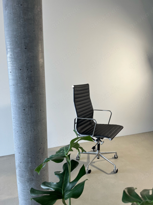 Charles Eames Aluminium Chair EA 119 - Nachbau (Nicht von Vitra)