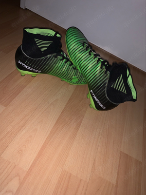 Fußballschuhe in Neon Grün