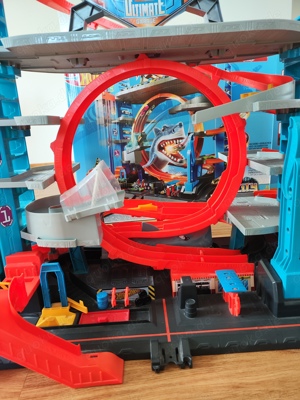 Hot Wheels City Ultimative Garage mit Hai-Angriff FTB69