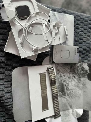 Apple Watch Ultra 2 49mm Titangehäuse mit Alpine Loop - Oliv, Mittel (GPS...)