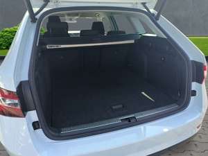 Skoda Superb Combi Ambition 4x4 2.0 TDI+Navi+Alufelgen+Xenon+FS Bild 5