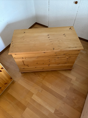 Holz Truhe mit viel Stauraum 