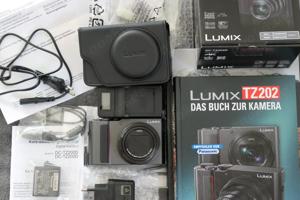 Panasonic Lumix Digitalkamera TZ 202 silber neuwertig