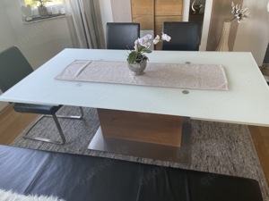 Wohnzimmertisch mit Glasplatte