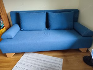 blaues Schlafsofa mit Bettkasten