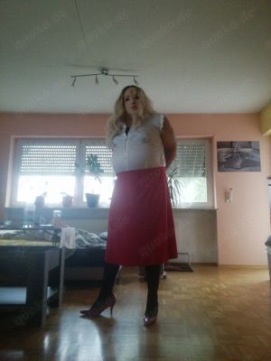 Brave devote Sissy sucht ihren niveauvollen Herrn, Herrin, Paar