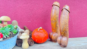 Holzstatur Penis mit floralen Muster    Handarbeit 