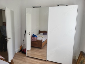 Neuwertiger Kleiderschrank mit Schwebetüren und LED Beleuchtung 200 cm x 222cm x 68 cm