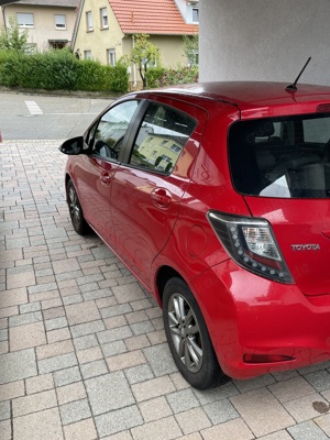 Roter Toyota Yaris