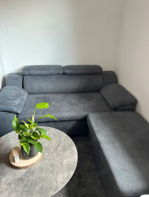 Graues Sofa mit Hocker