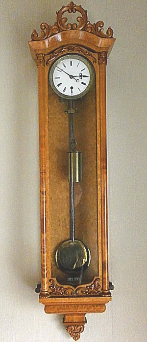 Antike Uhr aus Wien Östenreich um 1840 mit einem gewicht.