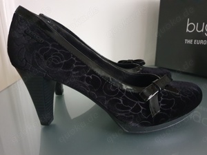 Neu & OVP! Hochwertige Bugatti Damen Schuhe Wiesn Pumps Gr. 39 schwarz Ketten TOP!