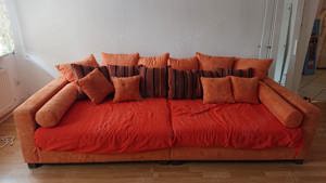 Großes Sofa mit Kissen 