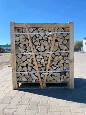 Trockenes und hartes Brennholz