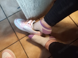 Sneaker Socken grau lila Größe 38 getragen