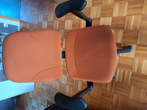 Verkaufe 2 Bürostühle orange und Blau jeder 25  