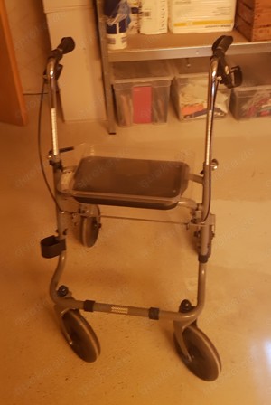 Rollator wenig gebraucht mit Ablage abnehmbar.