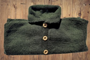 Wunderschöne handgestrickte Kinder Strickjacke mit dekorativen Holzknöpfen Bild 2