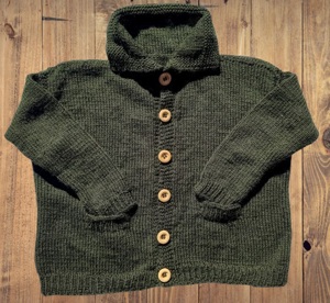 Wunderschöne handgestrickte Kinder Strickjacke mit dekorativen Holzknöpfen