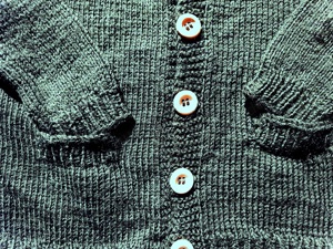 Wunderschöne handgestrickte Kinder Strickjacke mit dekorativen Holzknöpfen Bild 3