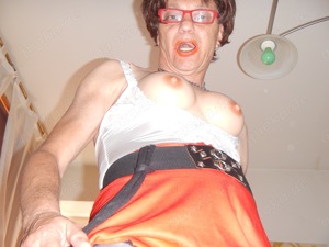 Strenger Transvestit  Bild 2